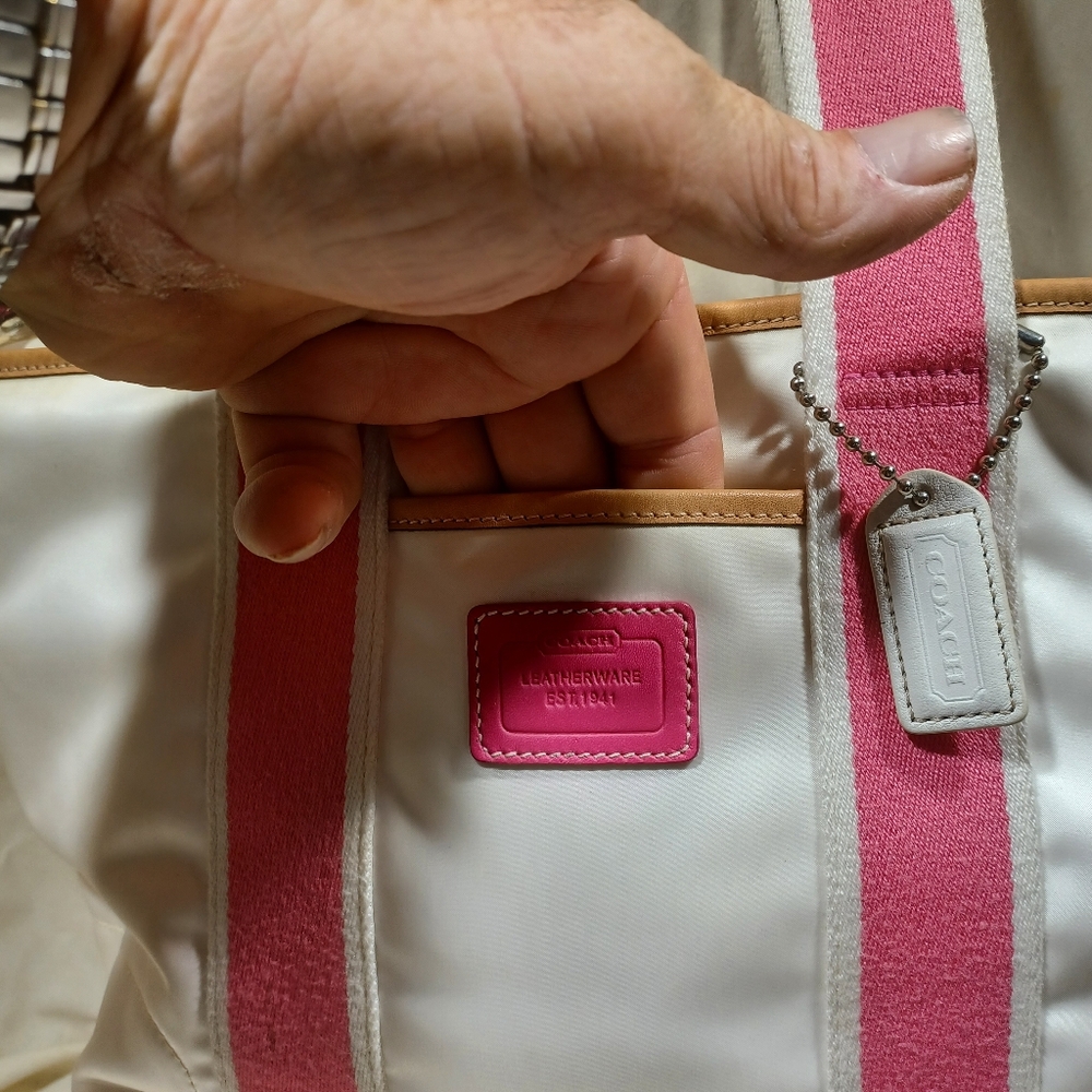 Coach Hamptons Small Tote - Picture 4 of 9